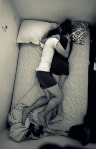 favim-bedroom-black-and-white-couple-cute-love-sleeping-favim-com-68117_large